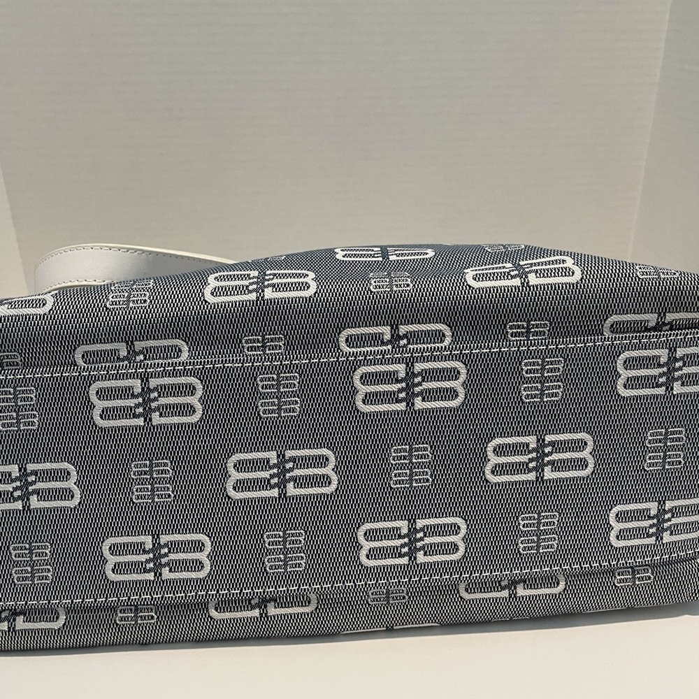 Balenciaga monogram tote - Picture 5 of 9